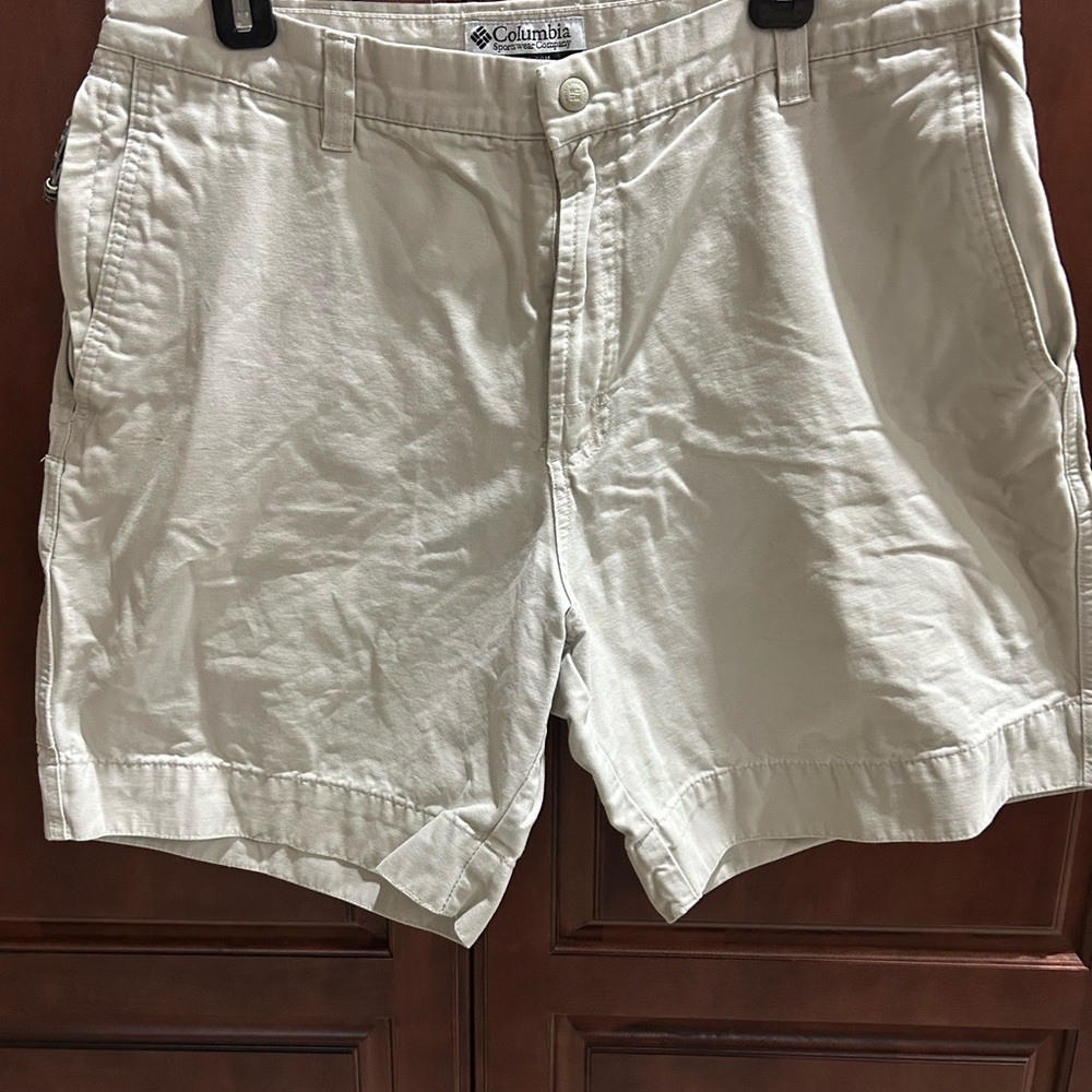 Columbia Men's Cream Cargo Shorts